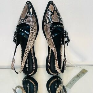 No Boundaries Women's Snakeskin Flats - Black and Tan